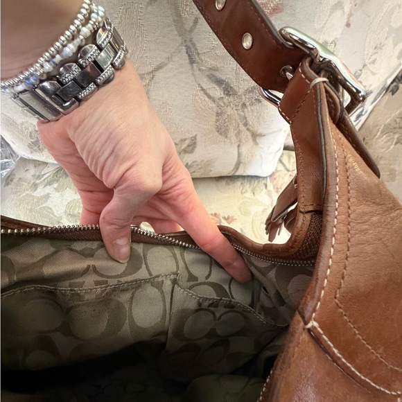 Coach. Elegant Brown Leather Shoulder Bag - Picture 9 of 15